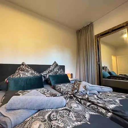 4younic Glonn1 * Boxspring * Jacuzzi * Netflix*65“ Apartment *